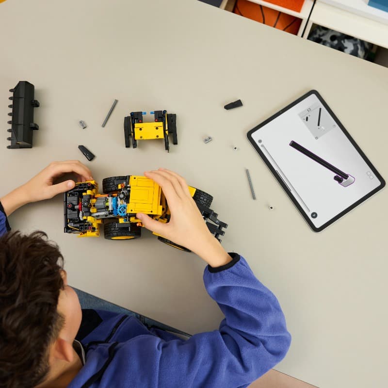 LEGO Technic – Volvo Electric Wheel Loader thumbnail 4