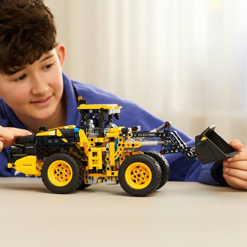 LEGO Technic – Volvo Electric Wheel Loader thumbnail 3